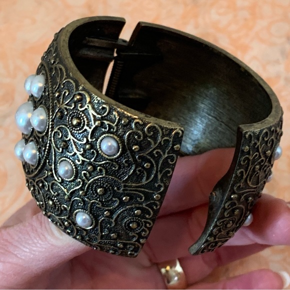 🛍️SALE🛍️ Antiqued Gold Hinged Bangle Bracelet - Picture 5 of 10